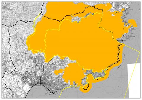 Le périmètre terrestre du site Natura 2000  de l’Estérel (en jaune) se situe entièrement dans le site classé (en orange) au même titre qu’une large bande littorale